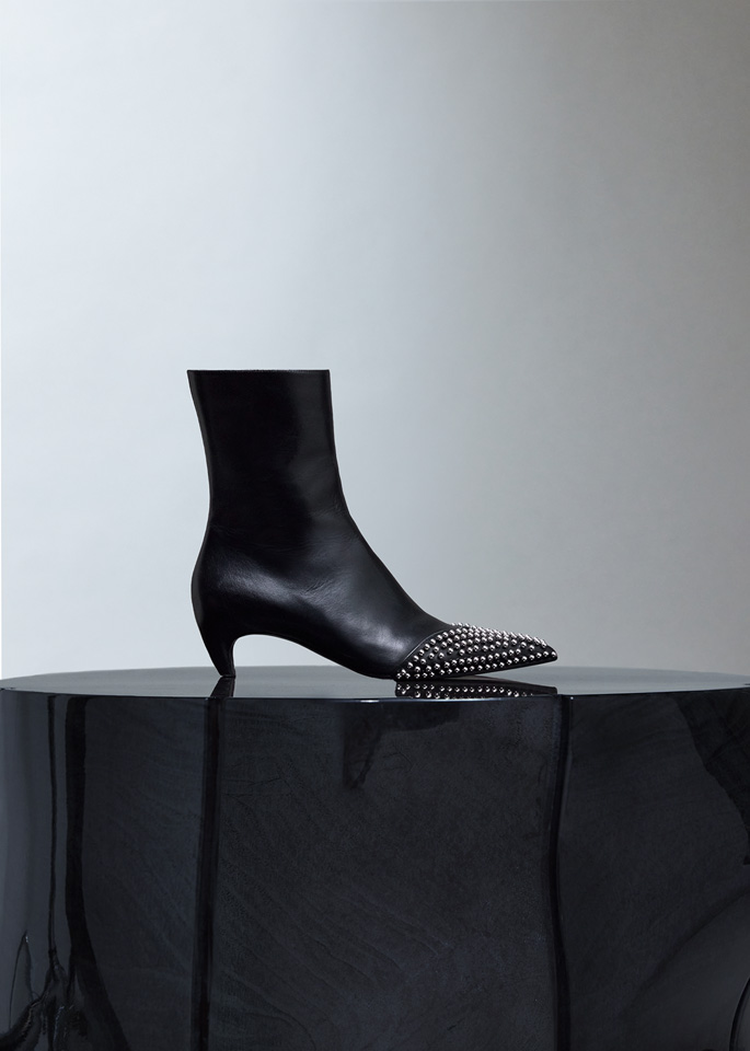 DEL CORE: BEETLE ANKLE BOOTS WITH STUDS