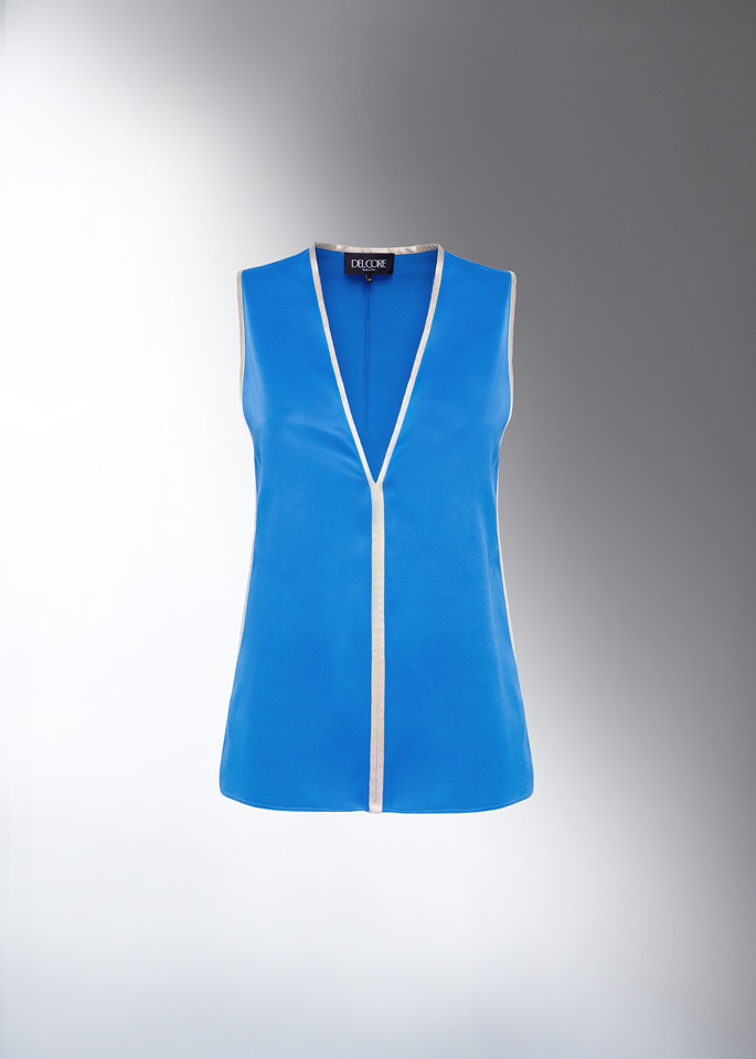 DEL CORE: V-NECK TOP WITH BORDER DETAIL