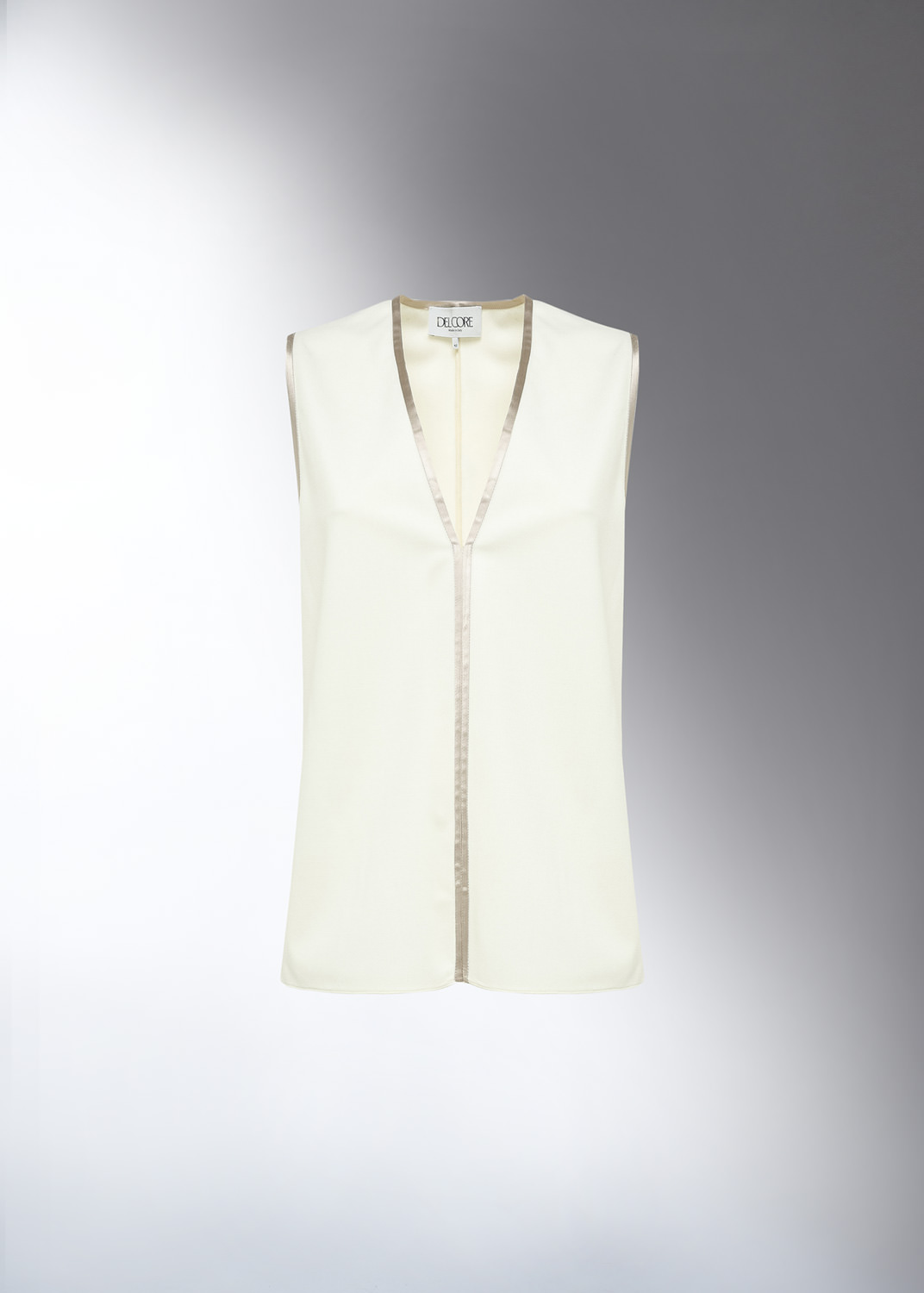 DEL CORE: V-NECK TOP WITH BORDER DETAIL