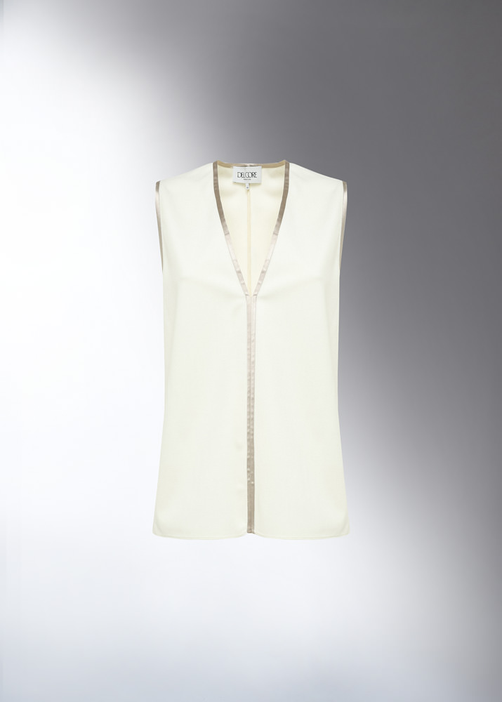 DEL CORE V-NECK TOP WITH BORDER DETAIL