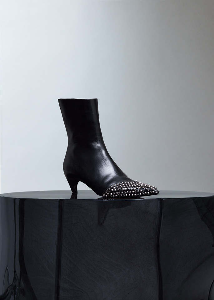 DEL CORE: BEETLE ANKLE BOOTS WITH STUDS