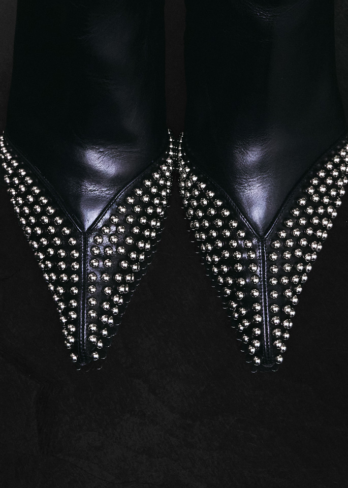 DEL CORE: BEETLE ANKLE BOOTS WITH STUDS